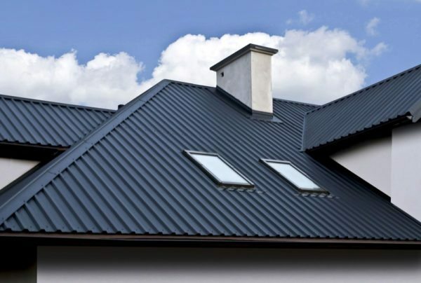 Taket på wellpapp kan pågå 25-50 år, beroende på polymerbeläggningen
