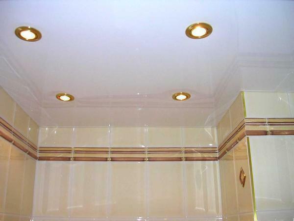Valaistus kylpyhuone venyttää kattoon: lamput valokuva, miten valita led