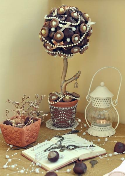 Als extra decoratief element op de top van de eikel kralen of linten kunnen worden gebracht hangen mooi