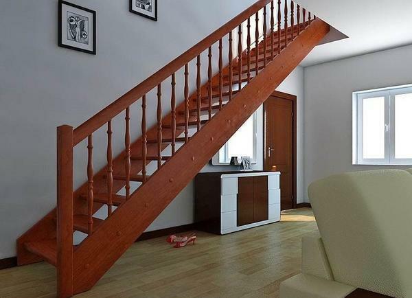 Oriģināli un skaisti interjera telpu izskatīsies koka kāpnes uz otro stāvu