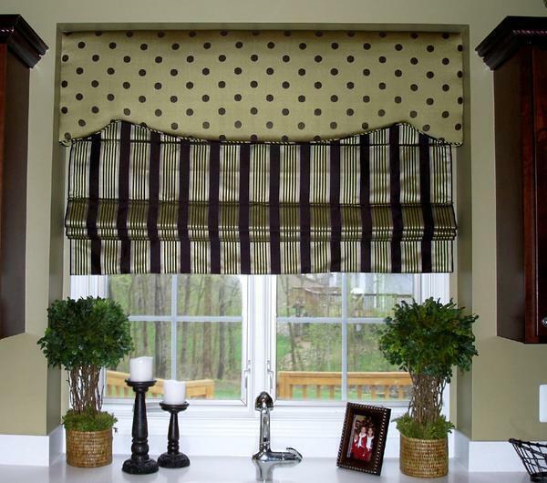 cortinas curtas na cozinha Photo: Cortinas em ervilhas em Khrushchev, projeto da janela, pequena cozinha no estilo de Provence