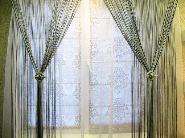 Cotton gordijnen: de draad in het interieur, foto mousseline en touw kwasten, Rusland en draad gordijnen in de keuken, mooie montage