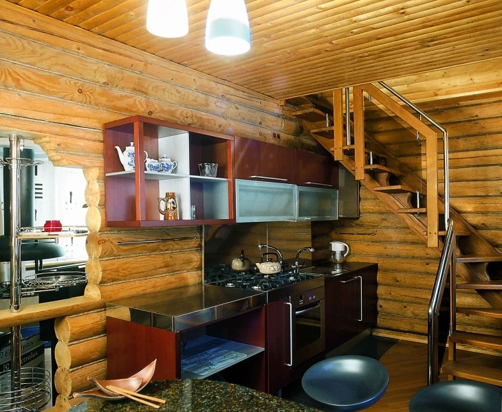 Design de bucătărie într-o casă din lemn: interior de bucătării rurale și suburbane cu șemineu