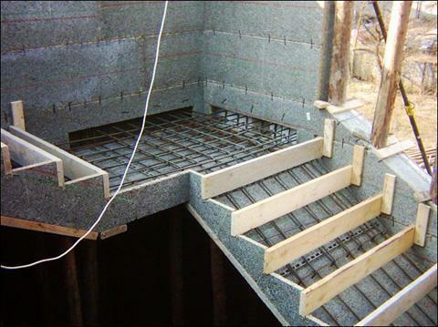 Zsaluzat beton lépcsők általában önállóan, megrendelni a gyárban egyszer túl drága, és a standard méret nem lehet alkalmas méretűek