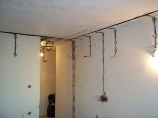 Byte av ledningar i en lägenhet eller hus: installation av uttag och strömbrytare, video och foton