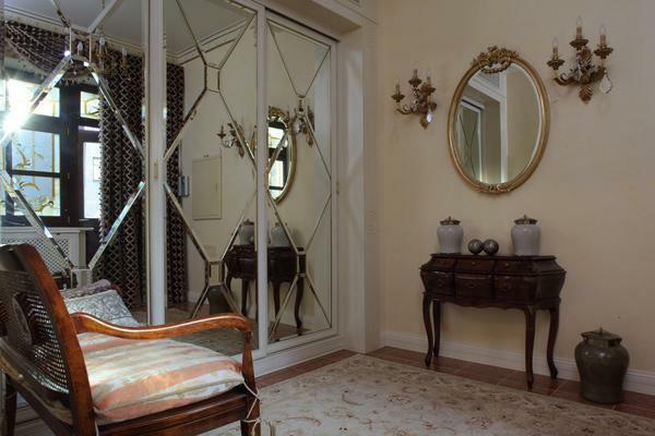 panel cermin: bevel di dinding, lemari coupe di pedalaman ubin di kamar tidur dalam bingkai bambu dengan tangannya