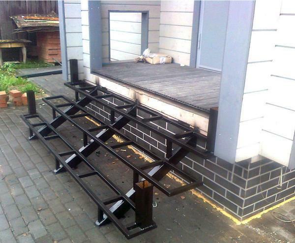 Metalo kopėčios veranda privalumas, kad yra praktiškas ir saugus