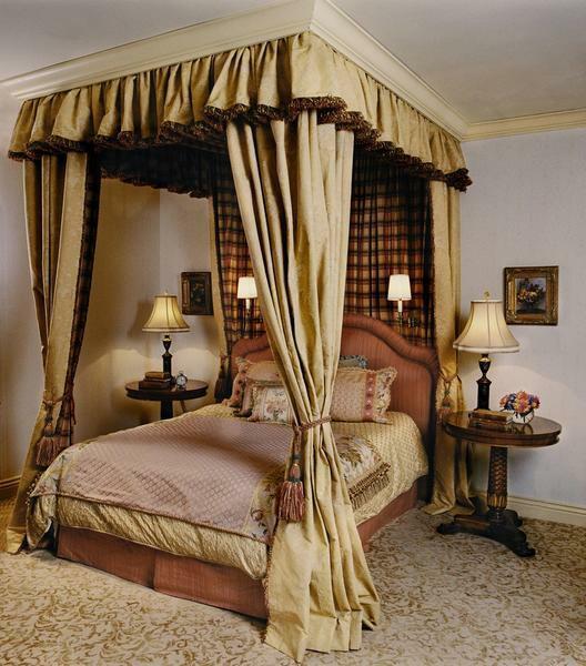 La verrière sur le lit symbolise le romantisme et le confort, ainsi que donne un délicieux sens de la sécurité