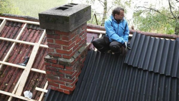 Ondulin kann oben auf eine alte Dacheindeckung montiert werden