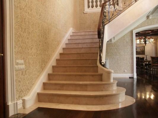 Aby sa interiér luxusné a elegantné, môžete použiť krásne schodiská z kameňa