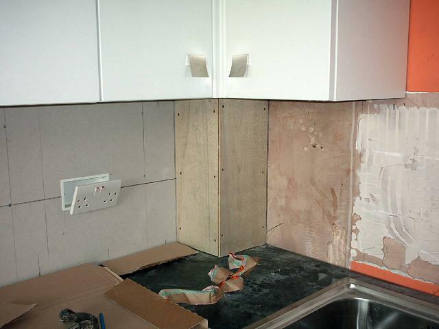 Lehetséges, hogy lezárja a gázcső gipszkarton: hogyan kell varrni fel a fűtési cső a szobában, hogyan lehet egy kosarat a konyhában