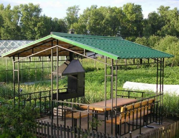 Eenvoudige en goedkope uitvoeringsvorm van de metalen tuinhuisje met barbecue voor een kleine familie.