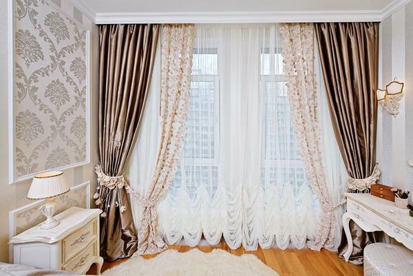 Les rideaux dans le salon: la photo et le design, il est des rideaux, des tendances modernes à l'intérieur, le velours asymétrique
