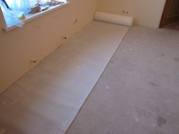 Plain betonnen vloer heeft veel kleine onregelmatigheden, zodat het per se fit voering voor linoleum vloeren
