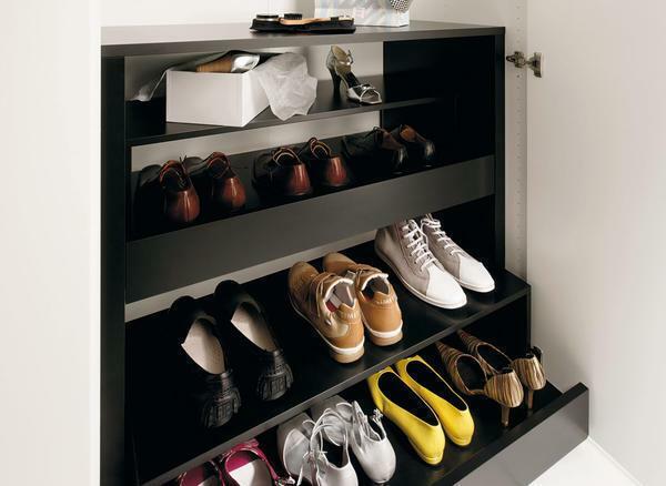 Hylde til sko i omklædningsrummet: værelse dyb layout med deres hænder, fotos og dimensioner som at gøre systemet
