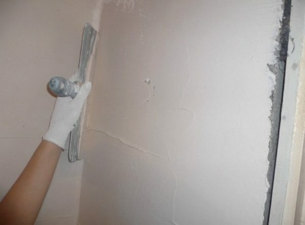 Intonaci a base gesso consente di ottenere una superficie perfettamente liscia bianca della parete o soffitto