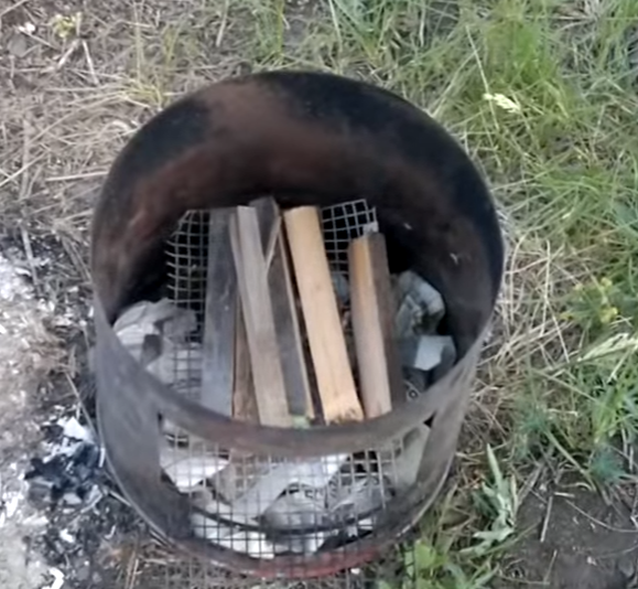 Improvizirane gorilnik za dimnic gradbenih vedra.