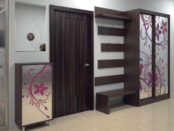 If the apartment is made in the style of high-tech or modern, then it perfectly fits the wardrobe with abstract drawings
