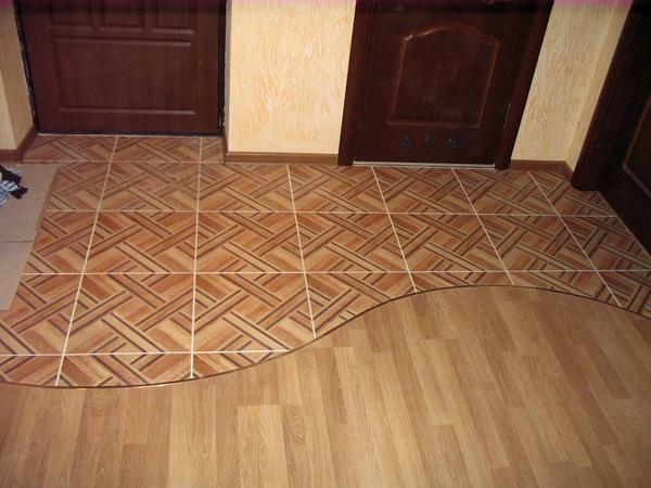 padlóburkolat kell kombinálni, hogy elkerüljék monotónia, például laminált csempe