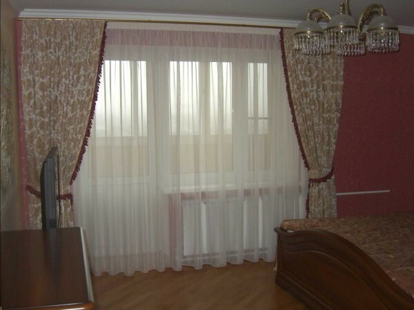 Solución universal: cortinas de tul y dos en los laterales