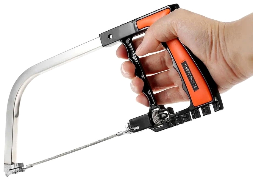 Praktičnost i sigurnost pri korištenju nožne pile za metal osigurava ručka