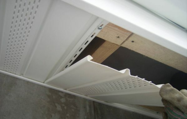 If you organize the work properly, the installation of soffits quickly and easily pass