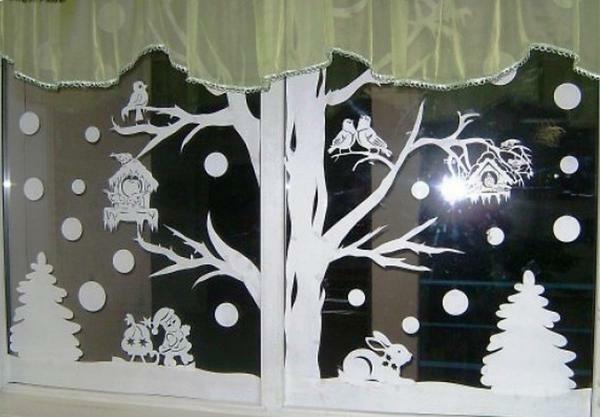 Menghias jendela komposisi dapat dipotong dari kertas putih polos untuk mengisi kenyamanan rumah Anda dan kehangatan