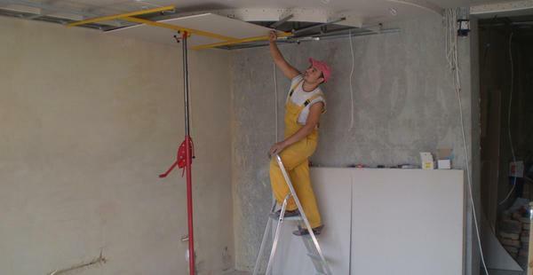 To screw drywall to the ceiling one is possible with the help of a support, which should correspond to the height of the room