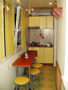 kuchyne dizajn v kombinácii s balkónom