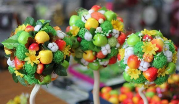 Topiary luua oma kätega, saab kasutada erinevaid kaunistused, paelad ja lilled