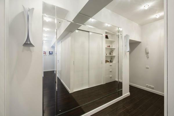 Wand spiegel in de hal: een grote foto met licht, goedkoop, ontworpen, ovaal met een plank