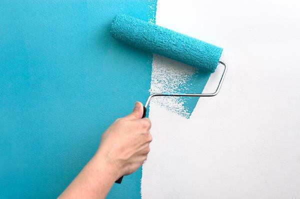Menggunakan kedua cat dan wallpaper di dinding, Anda akan senang dengan pekerjaan selesai