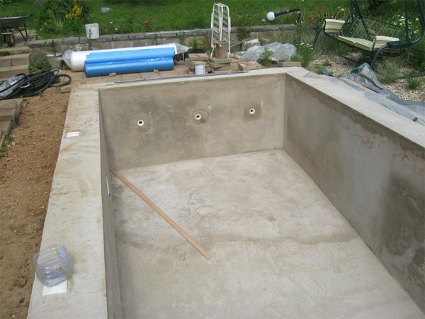 Concrete base requires protection - otherwise sooner or later, the bowl will begin to crumble