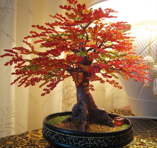 Memperhatikan karena artikel buatan tangan, bonsai buatan dapat berubah menjadi sebuah karya nyata untuk dekorasi interior
