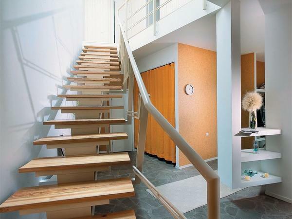 egyenes lépcső kialakítása meglehetősen egyszerű, így a telepítés könnyen megbirkózni a saját