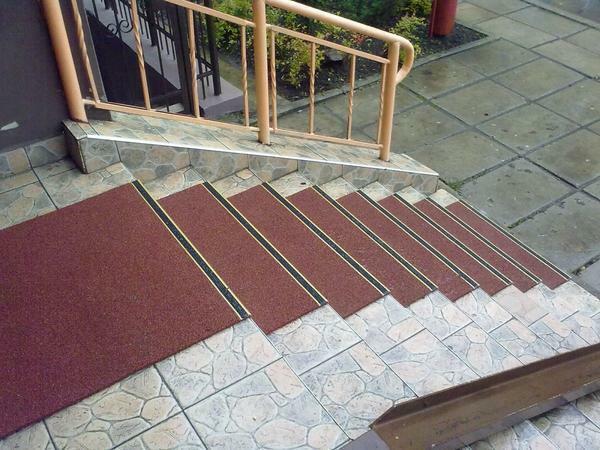 scări Street: la etajul al doilea pentru a depune mărturie într-o casă privată, țiglă din cauciuc anti-alunecare, de fabricare a se face manual și capacul de lemn