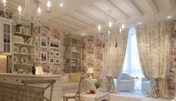 Obývací pokoj s závěsy ve stylu ošumělý-chic vypadá úžasně
