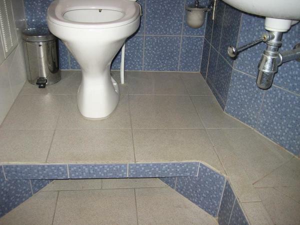 Before lifting the toilet above the floor, it is necessary to determine the mounting location