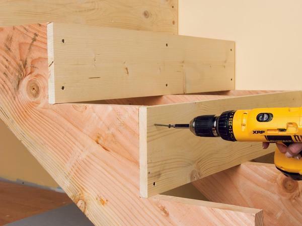 Jak nainstalovat dřevěné schody: montáže a opravy, výrobu a zajišťovací tyč ve druhém patře, s rukama jako na videu