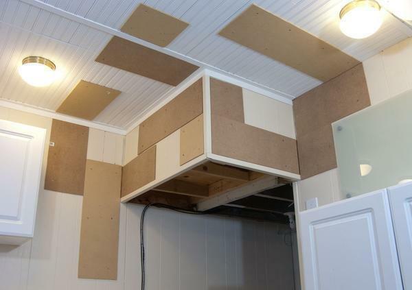 Naar het plafond MDF-platen geven een edele en esthetische uitstraling van elke ruimte
