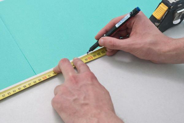 Correttamente e con precisione tagliare il foglio di muro a secco aiuterà applicazione competente di segni a matita