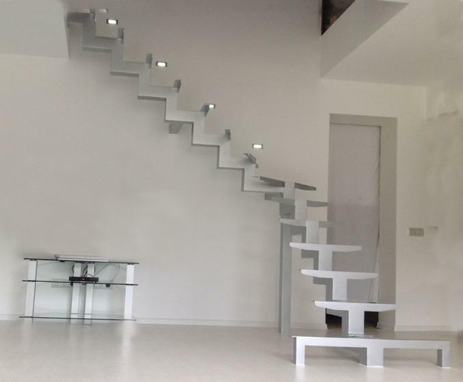 Kostry schodisko: základom domu, foto na druhom poschodí, prefabrikovaný základ, ako to urobiť bez pomoci, ako variť