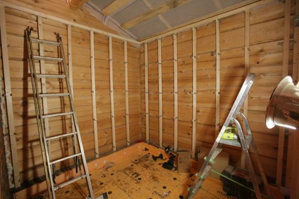 caja de madera debajo de los paneles de yeso es el mejor ajuste para la casa de madera: en este caso, no se puede tener miedo de los efectos de la humedad en la estructura