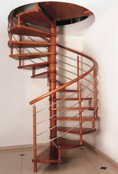 Spirala stopnišče je neprijetno za uporabo in je težko proizvajati