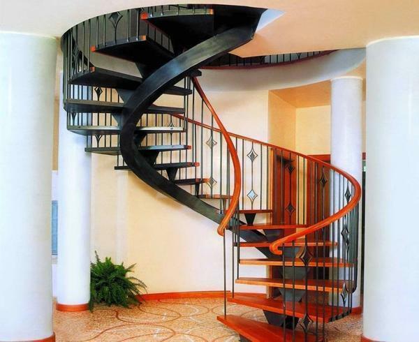 Sebuah tangga spiral dengan tangannya sendiri terbuat dari kayu dan gambar: kayu di lantai dua, foto log dengan tangannya sendiri