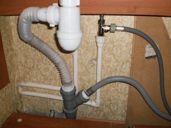 Sink Verbindung mit einem Siphon und flexi hose