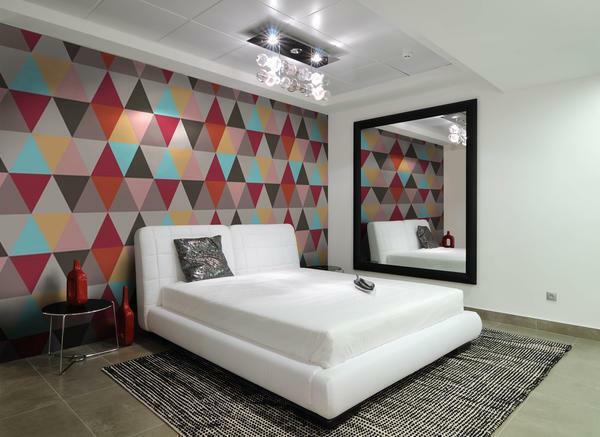 Ofte i soveværelset, dekoreret i stil med Provence, skal du pokleit tapet med geometrisk mønster