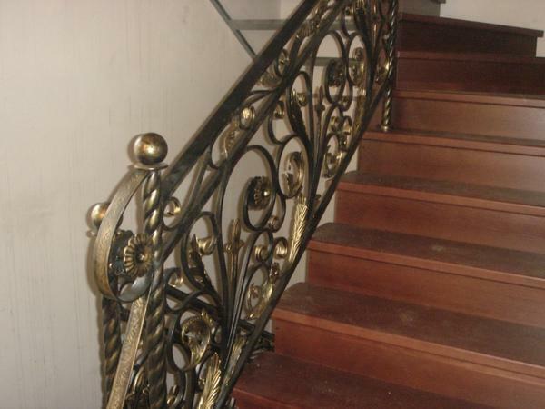 Drewniane schody z czarnego kutego żelaza balustrady wyglądają bardzo organiczny