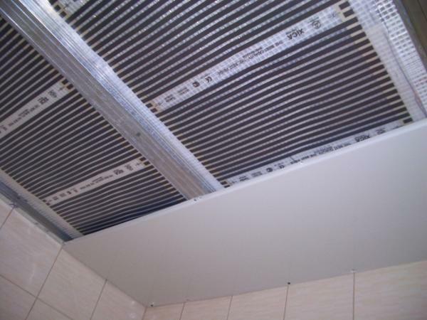 Installatie van verwarmde plafonds: water en elektriciteit, het is het beste film met zijn eigen handen, het apparaat