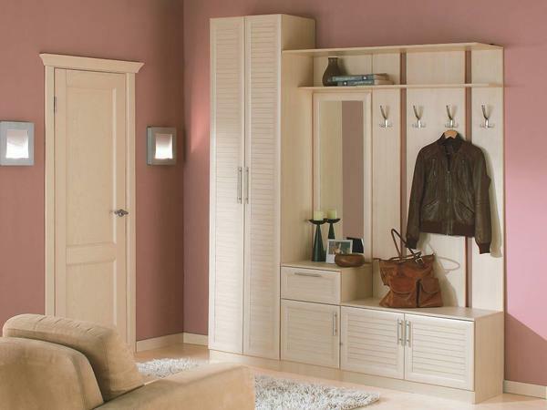 To the hallway in light colors does not look boring, it is recommended to use different options for combining white furniture and wall decoration materials